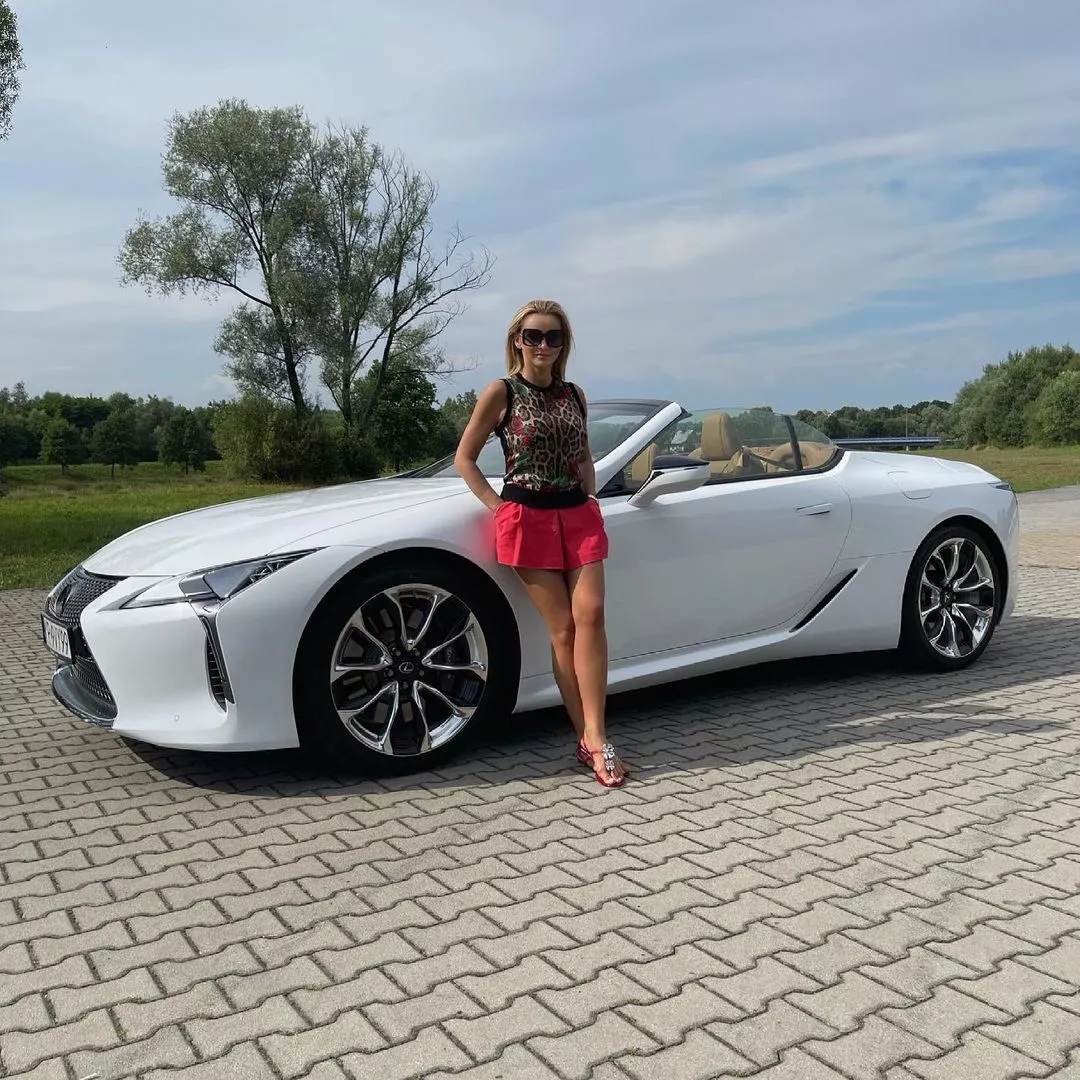 Gwiazda disco polo odsłoniła niezwykle ponętne i zgrabne nogi! Cudowna, 100 procent kobiecości. Fani zachwyceni! 